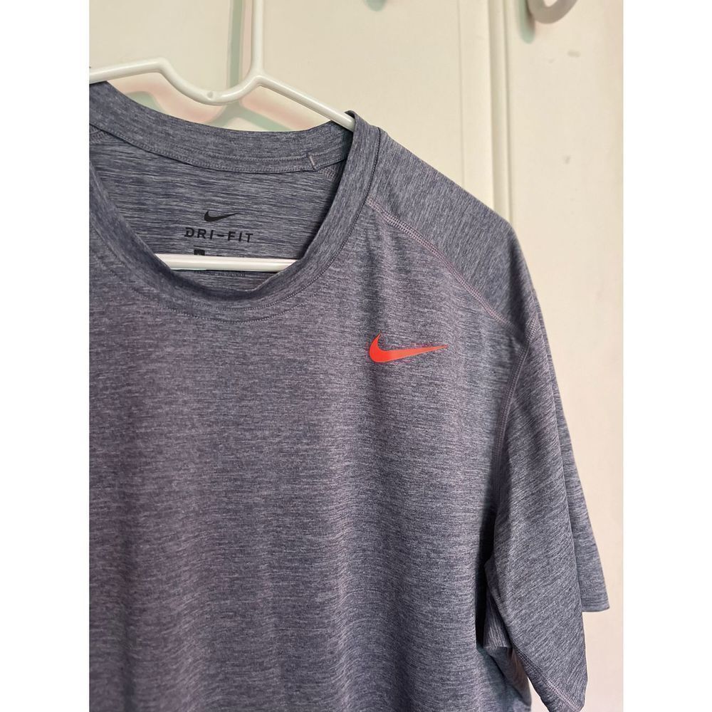 - Nike Mens Dri-fit t-shirt size XL
